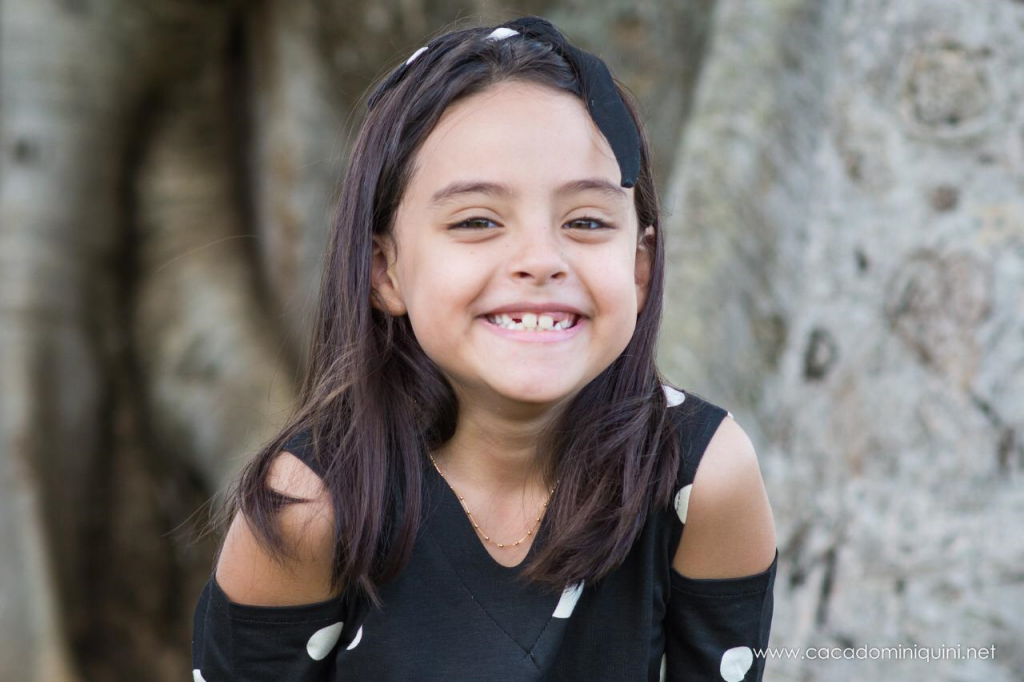 Maria Clara, 7 anos, filha da produtora Natalia Piassentni usa correntinha banhada a ouro com bolinhas, muito delicada da marca Madonnina.