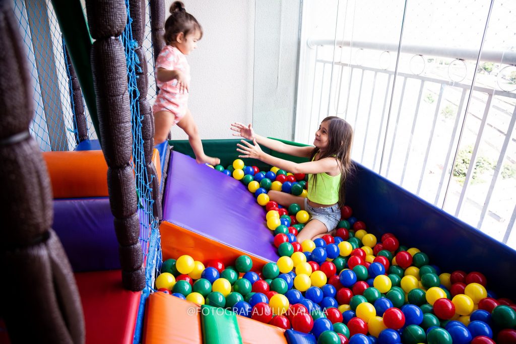 Um espaço kids na sacada do apartamento