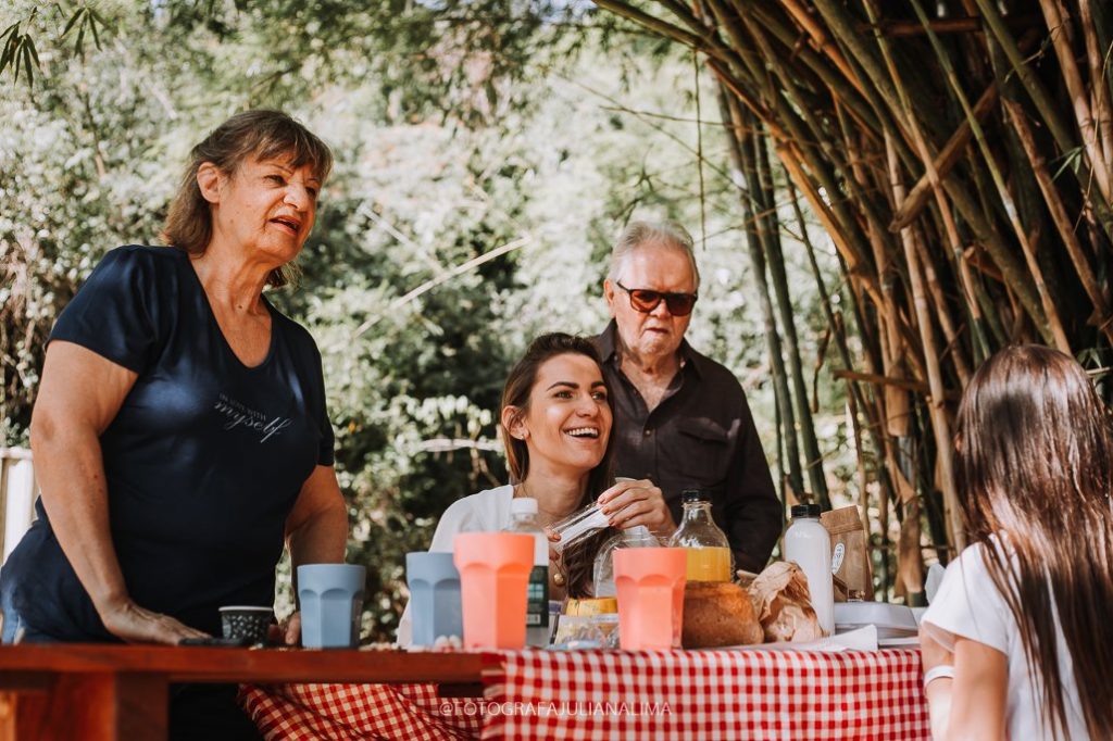 Familia reunida no picnic do restaurante Vila Paraiso